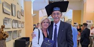 Si laurea per l'ottava volta e la dedica alla moglie per i 50 anni di matrimonio