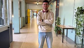 Vince il concorso docenti a 24 anni, ma alla firma del contratto viene scambiato per studente