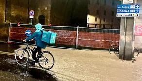 Rider al lavoro durante l'alluvione: le immagini fanno il giro del web e la vicenda finisce in procura
