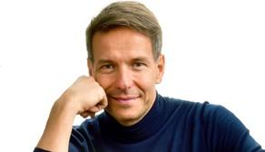 Come si fa ad essere felici? I segreti spiegati dall’ingegnere della felicità (che il 20 marzo incontra gratis gli studenti a Milano)