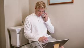 GenZ, un lavoratore su tre ha paura di usare il bagno in ufficio: ecco perché