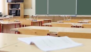 Annamaria, bidella e poi segretaria part time dopo la laurea in matematica: "Ho studiato per guardare la cattedra da un’altra prospettiva ma sono comunque felice"