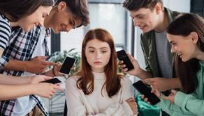 Minacce e bullismo in una chat di studenti, il preside scopre tutto: la reazione è esemplare