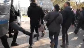 Il video del poliziotto che fa lo sgambetto a uno studente durante il corteo