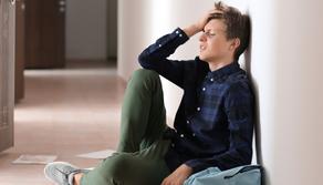 Prende un brutto voto all'università e tenta di gettarsi dalla finestra