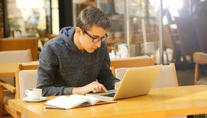 “Tutti 30 agli esami, come fanno le persone a essere così brave?”: la domanda scatena i social