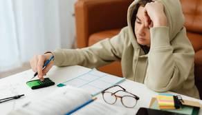 Compiti a casa, gli studenti italiani i più "carichi" d'Europa: passano più tempo sui libri