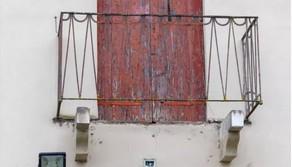 Crolla il balcone in gita scolastica, prof fa un volo di 5 metri: è salvo