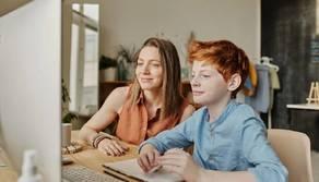 Troppi compiti scolastici, genitori scrivono a Valditara: "I nostri ragazzi come piccoli impiegati oberati"