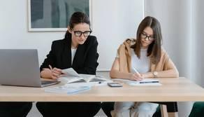 Tre anni e 6 mesi di carcere per la docente: tirava studenti per i capelli e li colpiva con una stecca