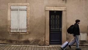 Studente lasciato a piedi di notte sulla statale dal bus: cosa è successo