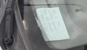 Il biglietto dello studente romano che implora i vigili di non fare la multa: "Ho l'ultimo esame"