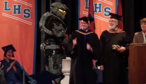 Prende il diploma vestito come uno Spartan di Halo: il video è virale