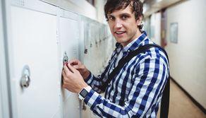 A scuola senza cellulare: armadietti al liceo, stop ai telefoni anche a ricreazione