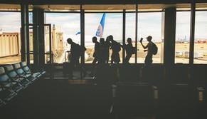 Salta la gita scolastica last minute, 49 studenti bloccati all'aeroporto: troppo pochi i prof