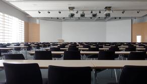 “Vieni a spaccare la faccia al prof”: studente chiama il padre dopo una nota, il docente minacciato si nasconde in bagno