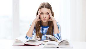 "Ho 24 anni e mi sento vecchia per continuare gli studi": lo sfogo dell'universitaria scatena i commenti