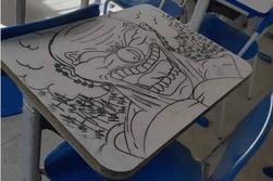 Banchi di scuola senza “graffiti”: utopia per 9 studenti su 10, che imbrattano con scritte ma anche con disegni artistici