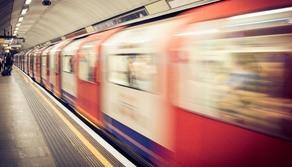 Il treno è troppo pieno e viene data la precedenza ai lavoratori: studenti perdono la gita scolastica