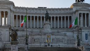 Urina davanti all'Altare della Patria per festeggiare la laurea: per lo studente guai seri in arrivo