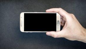 Lo strano caso della donna che fotografa gli studenti davanti scuola