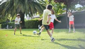 Vietato giocare a pallone in piazza: la decisione del sindaco fa scattare la polemica