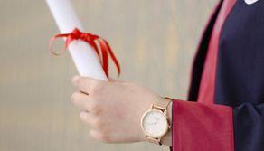 Si laurea in medicina e dedica la tesi al chirurgo che la operò (e la salvò) quando aveva 5 mesi