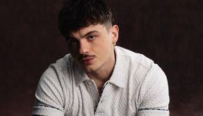 Olly ci ricasca e viene fotografato di nuovo in mutande: ecco perché lo ha fatto