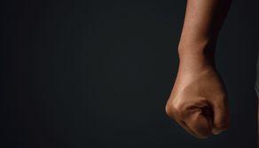 Prof picchiato da studente 14enne dopo un rimprovero: naso e mandibola fratturati e venti giorni di prognosi