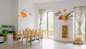 Maestra alla scuola materna di giorno, creator di OnlyFans la sera: è polemica sul secondo lavoro dell'insegnante