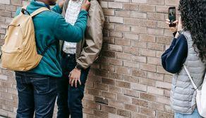 Incappucciato e pestato a scuola per 5 euro: per un sedicenne il piccolo prestito si trasforma in incubo