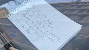 "Abbiate pietà, ho un esame": il biglietto della studentessa in divieto di sosta prova a intenerire i vigili