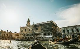 Dove ci si abbraccia di più? La classifica delle città italiane più e meno affettuose