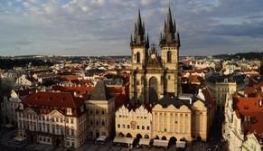 Fa il saluto nazista in sinagoga: studente in gita a Praga rischia l'arresto