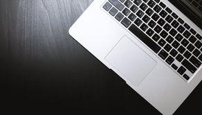 Dire "grazie" e "per favore" a ChatGPT consuma energia: quanto è alto il prezzo della gentilezza?