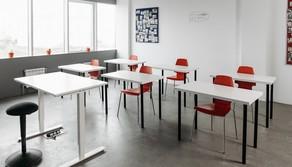 Tenta il suicidio a scuola, la compagna la prende per la maglia e la salva