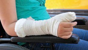 Alternanza scuola lavoro: studente si frattura il braccio, indagini e multe da oltre 10mila euro per i responsabili