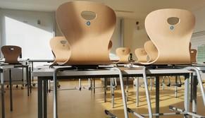 Intonaco si stacca dal soffitto dell'aula: studente colpito dai calcinacci