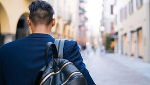 Si finge adolescente per andare a scuola e prendere il diploma, in realtà aveva 24 anni e un figlio