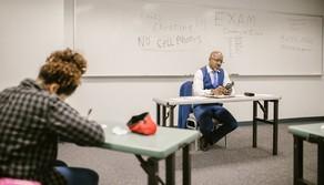 Anche i prof usano lo smartphone a scuola, la denuncia di un insegnante: "C'è chi sta su WhatsApp mentre segue gli alunni disabili"