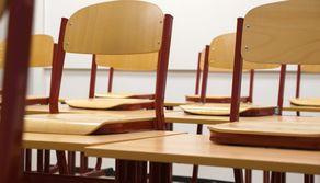 La bidella abusiva 'ruba' l'elettricità alla scuola, l'esame di terza media salta