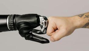 La classe invita ChatGPT alla cena di fine anno, l'IA ringrazia commossa