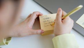 204 biglietti scritti a mano: l'addio speciale di un prof commuove la scuola