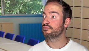 Lo sketch sugli scrutini di fine anno diventa virale, tra genitori che mettono pressione e prof in preda al delirio