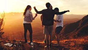 Maturità 2025, spiritualità batte scaramanzia: dalle penne benedette ai santini (anche di personaggi pop), ecco i riti più diffusi tra gli studenti