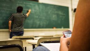 Aveva insultato il prof perché gli impediva di usare il cellulare in classe: il docente denuncia lo studente