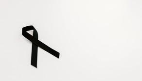 Il prof appena andato in pensione muore in vacanza in Grecia, i suoi studenti fanno una colletta per il rientro della salma