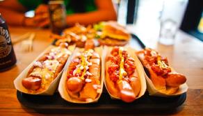 Mangiare hot dog e noccioline? Può costarti mezz'ora di vita: lo studio