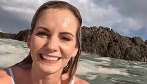 L'influencer pensa di fare il bagno nella schiuma, in realtà è lo scarico di una fogna: il video è virale