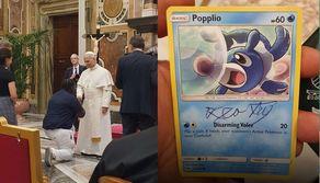 Papa Leone XIV firma una carta Pokémon e il web impazzisce